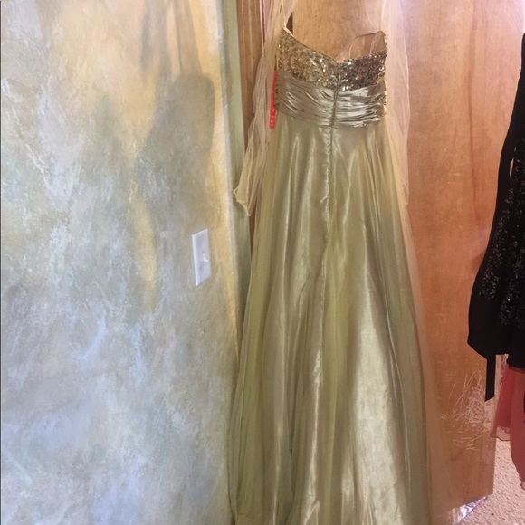 Dancing Queen Gorgeous Gold Prom Dress - Picture 4 of 6